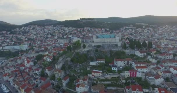 Letecký pohled na krásné malé město Šibenik. — Stock video