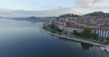Güzel küçük kasaba Sibenik havadan görünümü.