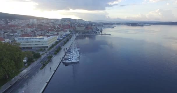 Vista aérea de la hermosa ciudad pequeña Sibenik . — Vídeo de stock