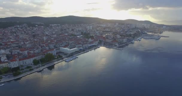 Αεροφωτογραφία του Σίμπενικ όμορφη μικρή πόλη. — Αρχείο Βίντεο