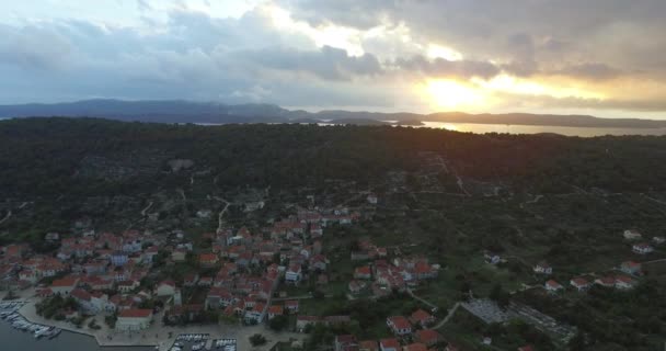 Luftaufnahme der schönen Kleinstadt Sibenik. — Stockvideo