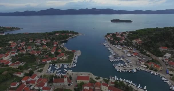 Vista aérea da bela cidade pequena Sibenik . — Vídeo de Stock