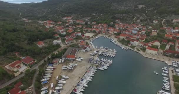 Vista aérea de la hermosa ciudad pequeña Sibenik . — Vídeos de Stock