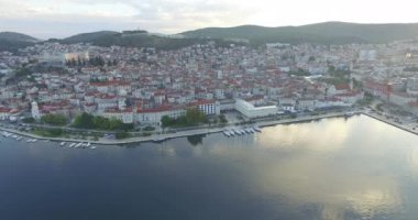 Güzel küçük kasaba Sibenik havadan görünümü.