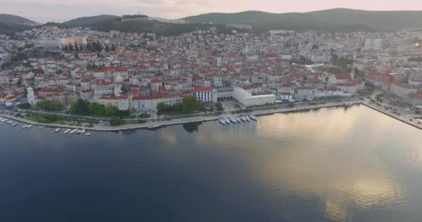 Flygfoto över vackra små stad Sibenik. — Stockvideo