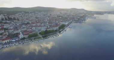 Güzel küçük kasaba Sibenik havadan görünümü.
