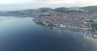 Güzel küçük kasaba Sibenik havadan görünümü.