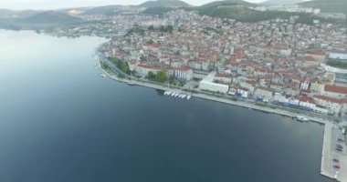 Güzel küçük kasaba Sibenik havadan görünümü.