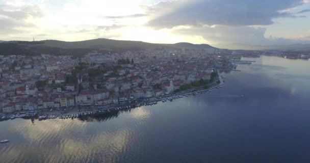 Luchtfoto van prachtige kleine stad Sibenik. — Stockvideo