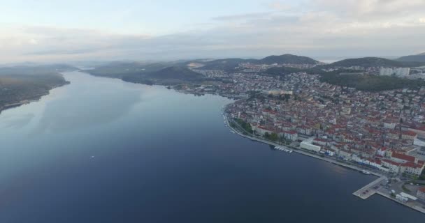 Flygfoto över vackra små stad Sibenik. — Stockvideo