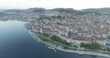 Güzel küçük kasaba Sibenik havadan görünümü.