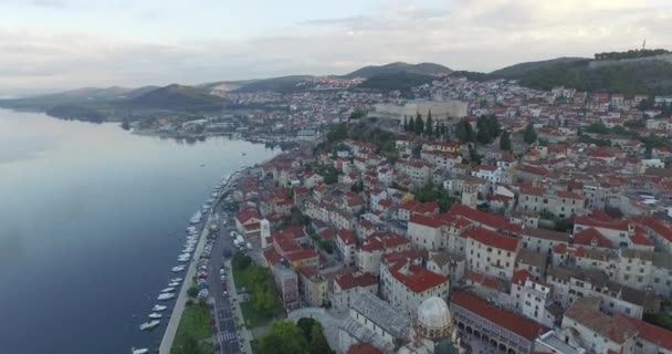 Letecký pohled na krásné malé město Šibenik. — Stock video