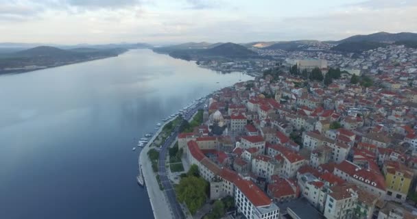 Letecký pohled na krásné malé město Šibenik. — Stock video