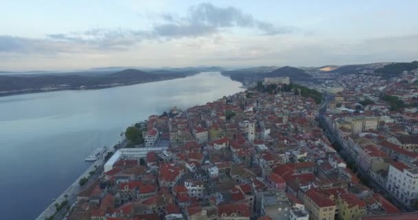 Vista aérea da bela cidade pequena Sibenik . — Vídeo de Stock