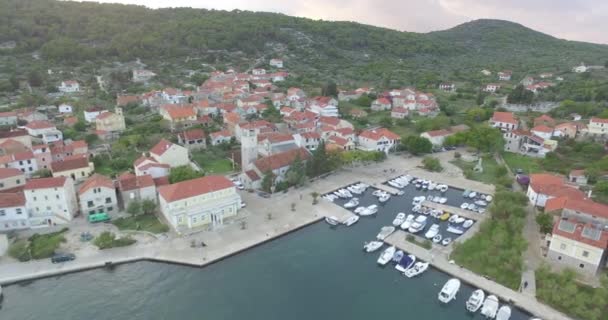 Luchtfoto van prachtige kleine stad Sibenik. — Stockvideo