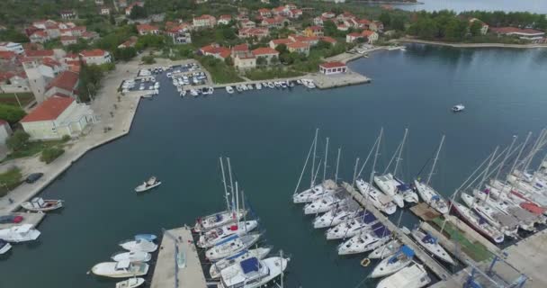 Letecký pohled na krásné malé město Šibenik. — Stock video