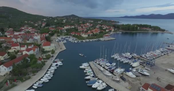 Vista aérea de la hermosa ciudad pequeña Sibenik . — Vídeo de stock