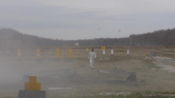 Stunt girl en una explosión de fuego. Movimiento lento . — Vídeos de Stock