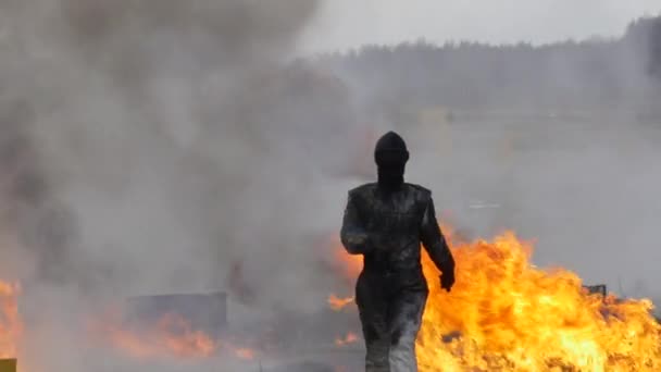 Stunt holka v ohnivé explozi. Zpomalený pohyb. — Stock video