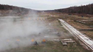 Dublör kız ateşli bir patlama. Ağır çekim.