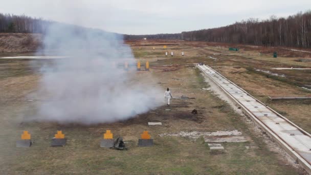 Stunt meisje in een vurige explosie. Slow motion. — Stockvideo