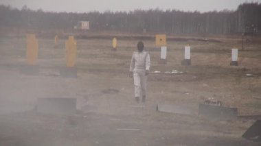 Dublör kız ateşli bir patlama. Ağır çekim.