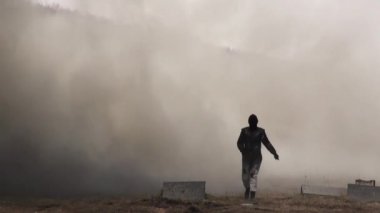 Dublör kız ateşli bir patlama. Ağır çekim.