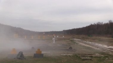 Dublör kız ateşli bir patlama. Ağır çekim.