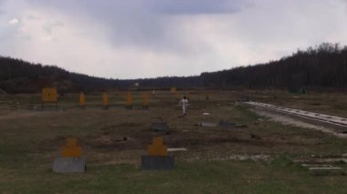 Dublör kız ateşli bir patlama. Ağır çekim.