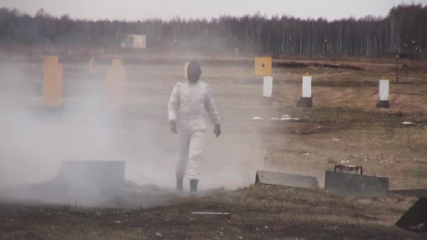 Stunt girl en una explosión de fuego. Movimiento lento . — Vídeo de stock