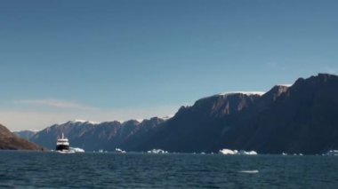 Karadeniz Dağları ve su yansıtan büyük buzdağı.
