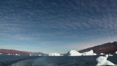 Karadeniz Dağları ve su yansıtan büyük buzdağı.
