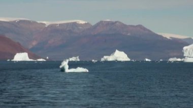 Karadeniz Dağları ve su yansıtan büyük buzdağı.