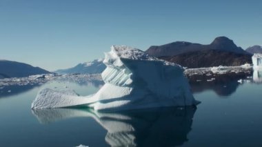 Karadeniz Dağları ve su yansıtan büyük buzdağı.