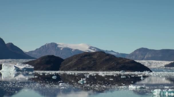 Montanhas marítimas e grandes icebergs que refletem a água . — Vídeo de Stock