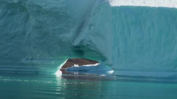 Havet bergen och stora isberg reflekterande vatten. — Stockvideo