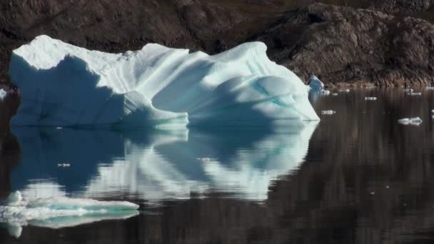 Montagne marine e grandi iceberg che riflettono l'acqua . — Video Stock