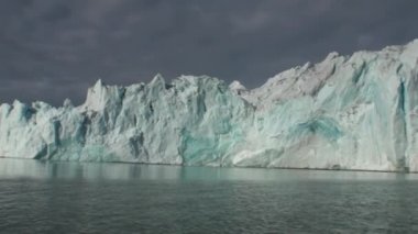 Karadeniz Dağları ve su yansıtan büyük buzdağı.