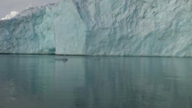 Karadeniz Dağları ve su yansıtan büyük buzdağı.