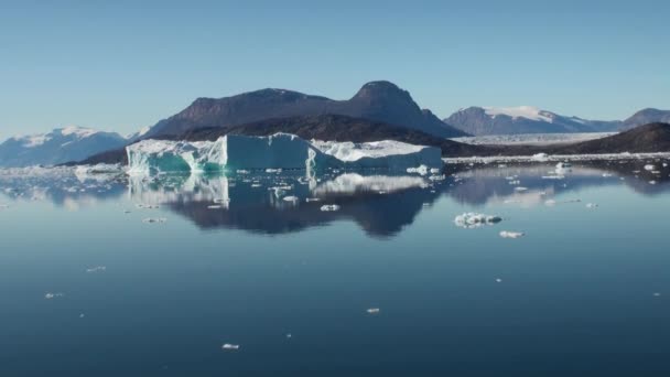 Морські гори та великі айсберги, що відображають воду . — стокове відео