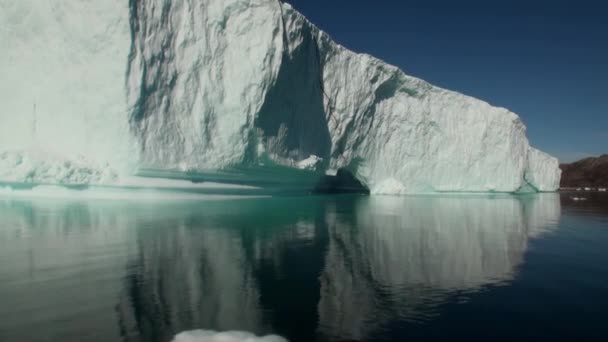 Montanhas marítimas e grandes icebergs que refletem a água . — Vídeo de Stock