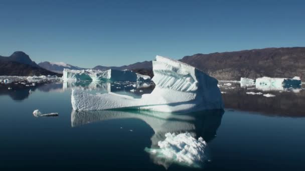 Montanhas marítimas e grandes icebergs que refletem a água . — Vídeo de Stock