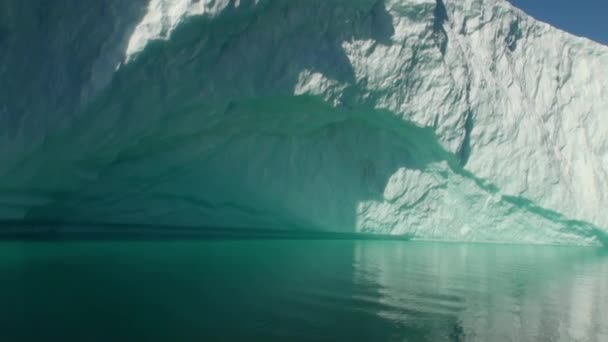 Montanhas marítimas e grandes icebergs que refletem a água . — Vídeo de Stock