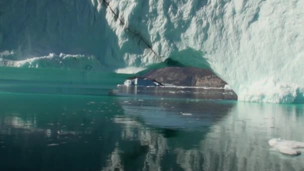 Montañas marinas y grandes témpanos que reflejan el agua . — Vídeo de stock