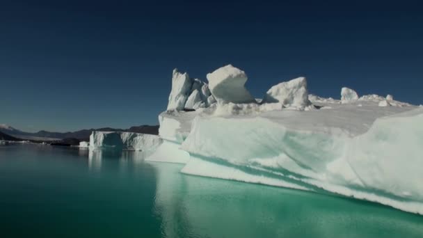 Морские горы и большие айсберги, отражающие воду . — стоковое видео