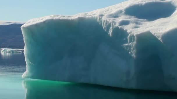 Zee bergen en grote ijsbergen als gevolg van water. — Stockvideo