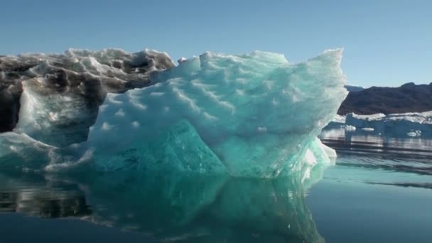 Montañas marinas y grandes témpanos que reflejan el agua . — Vídeos de Stock