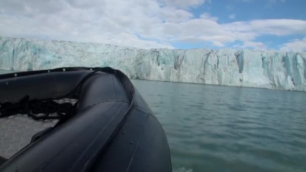 Montanhas marítimas e grandes icebergs que refletem a água . — Vídeo de Stock