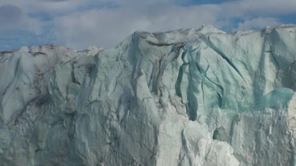 Montanhas marítimas e grandes icebergs que refletem a água . — Vídeo de Stock