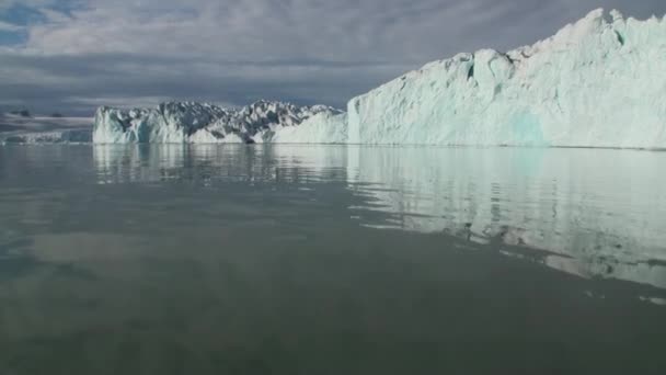 Montagne marine e grandi iceberg che riflettono l'acqua . — Video Stock